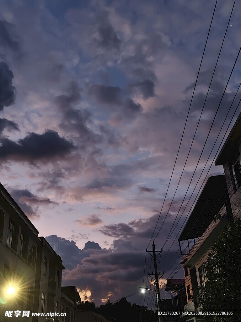 黃昏下的街道與絢爛天空