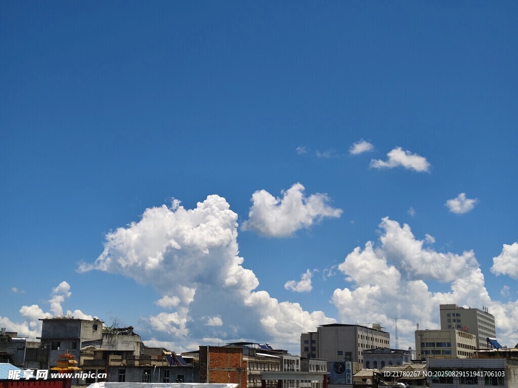 城市上空的藍(lán)天白云