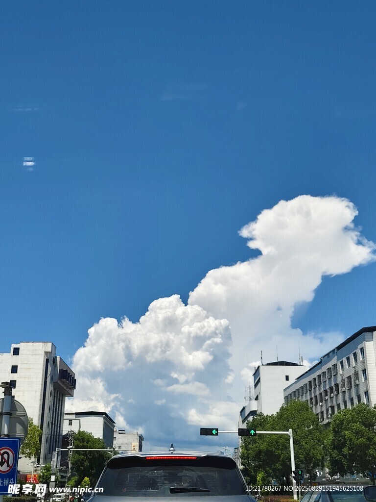 城市街道上的藍天白云