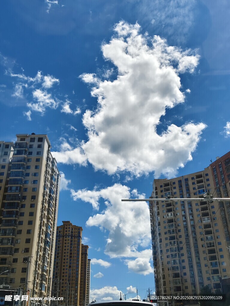 城市上空的白云藍(lán)天