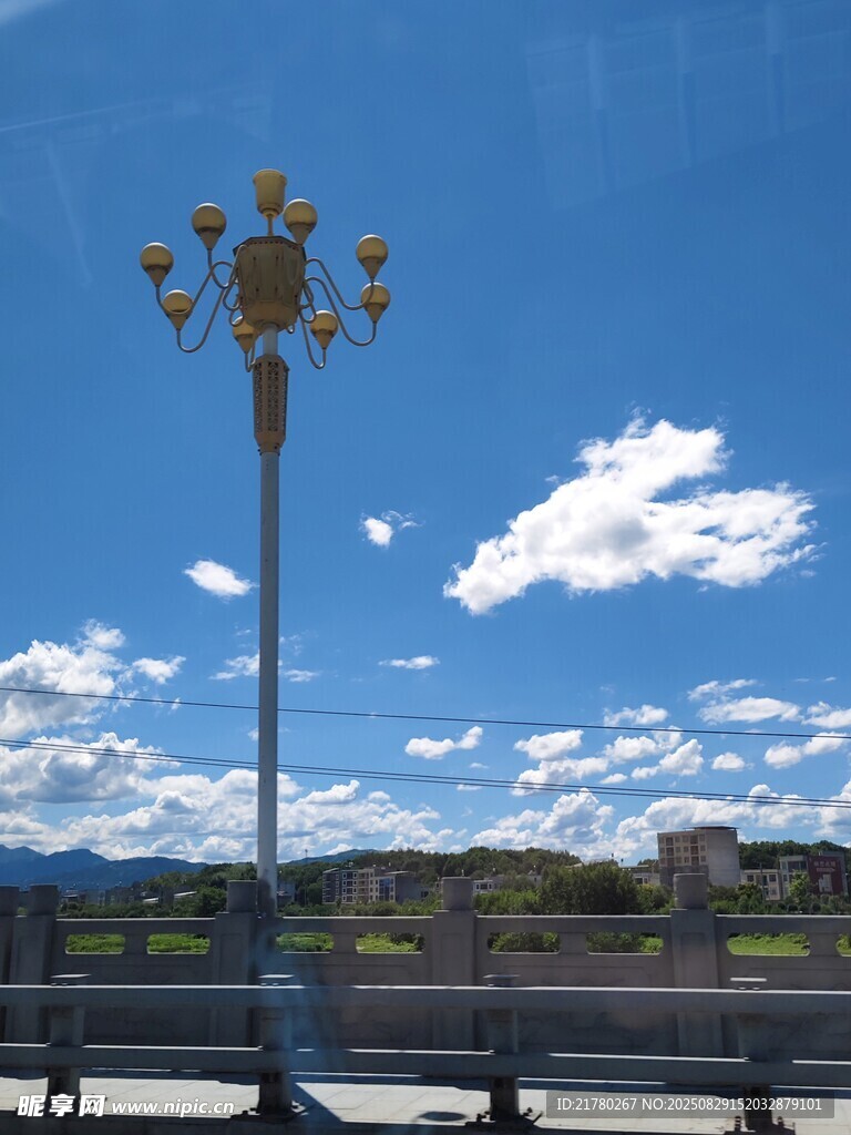 藍天之下的路燈