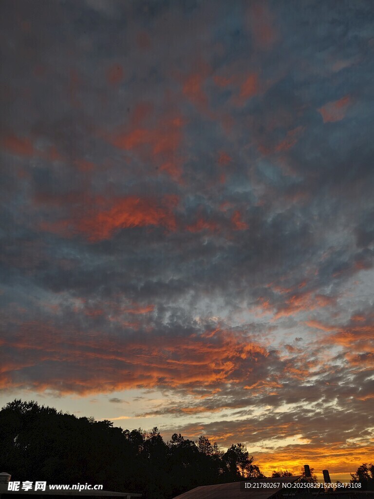 日落時分絢爛云霞景觀
