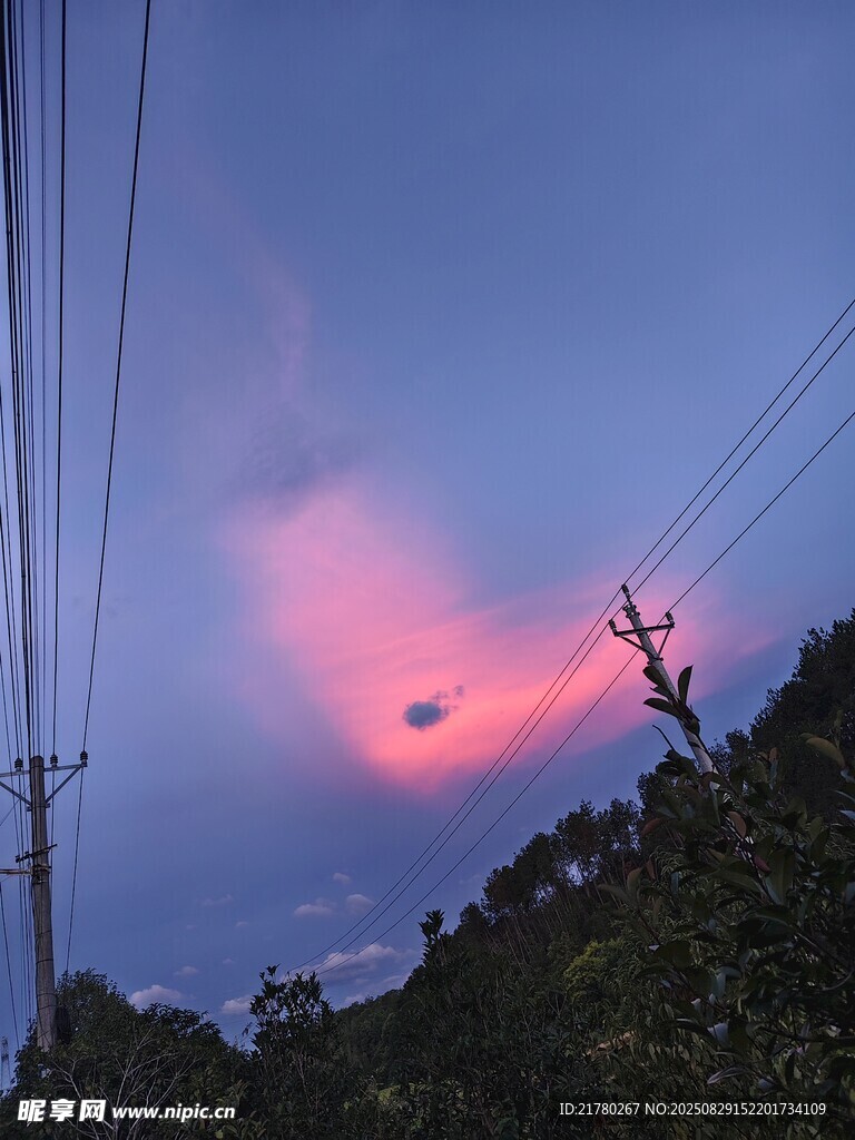 黃昏時(shí)分的電線與絢爛天空
