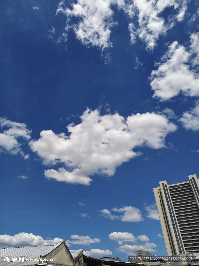 藍天高樓與白云