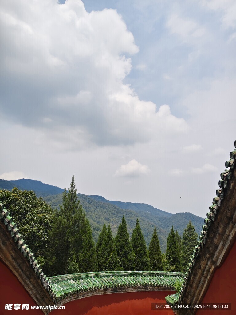 中式屋檐下的青山綠樹
