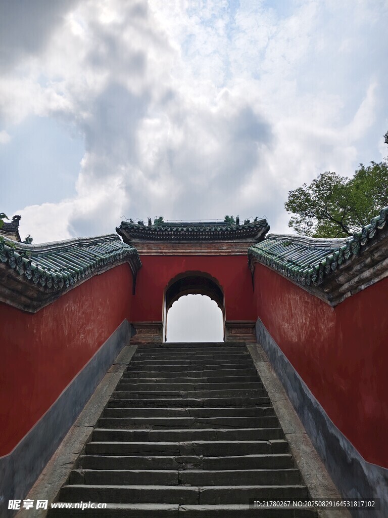 紅墻古階映云天