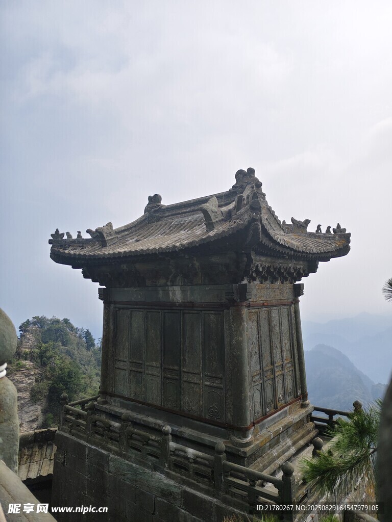 古樸中式閣樓屹立山間
