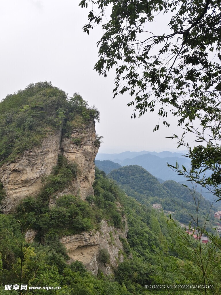 峻峭山巒