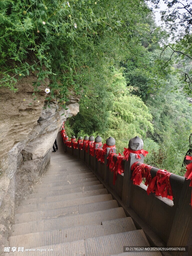 山間祈福階梯