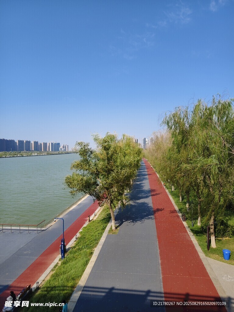 湖畔彩色步道