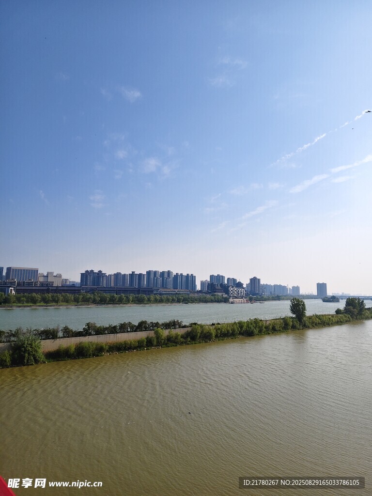 湖畔城市風(fēng)光