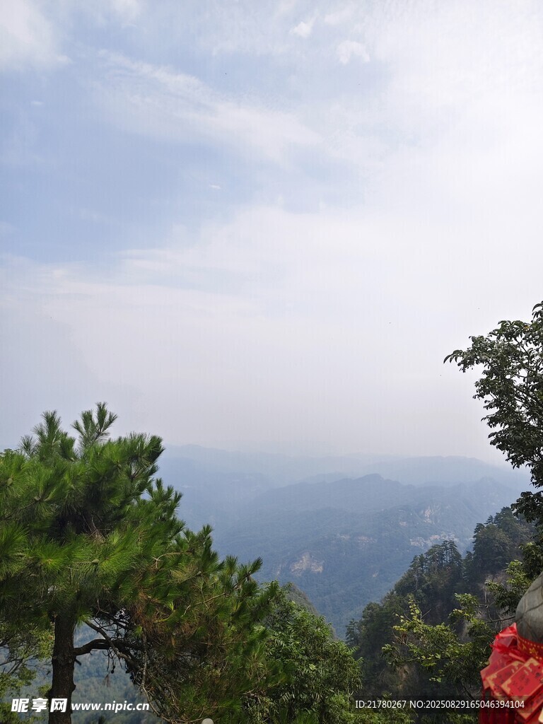 山巔 遠(yuǎn)眺朦朧山巒