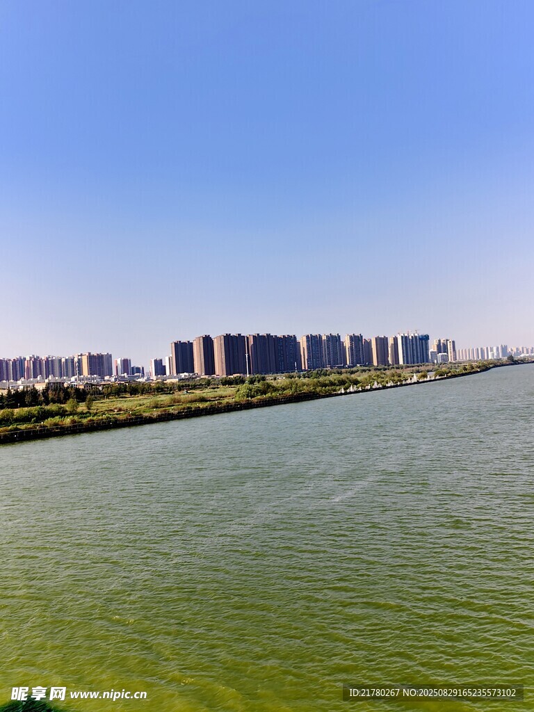 河畔城市風(fēng)光