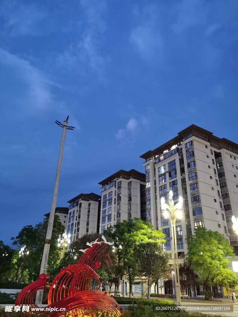 城市夜景中的高樓與雕塑