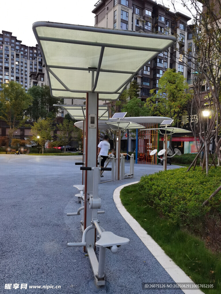 小區(qū)戶外太陽能健身器材景觀
