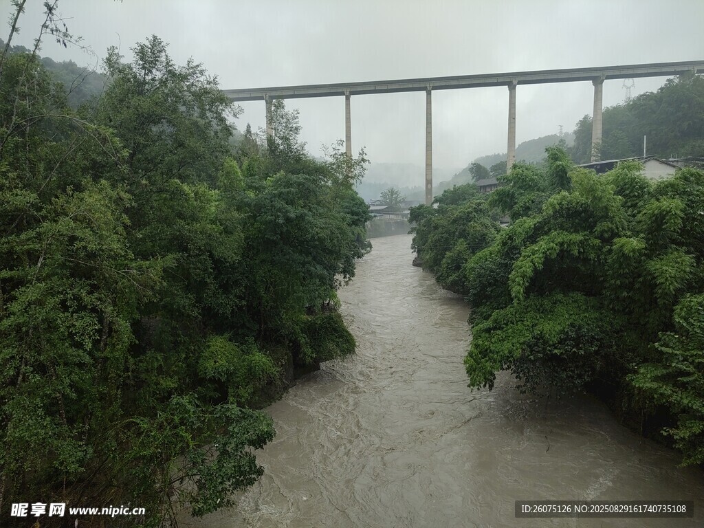 雨中湍急河流與高架橋