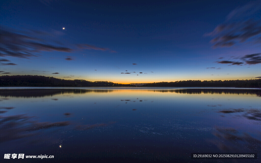 靜謐湖畔的璀璨星空夜景