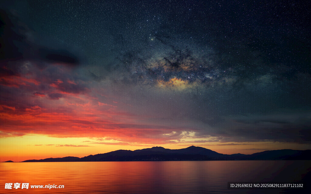 日落時(shí)分的湖山星空美景