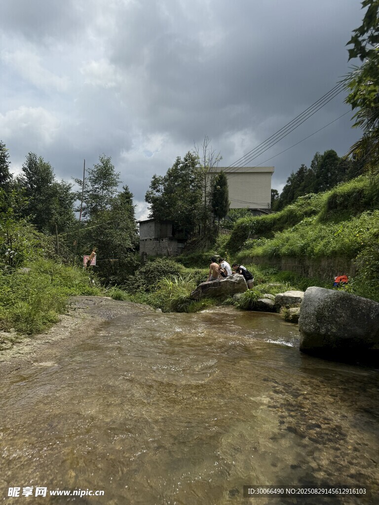 小河流水