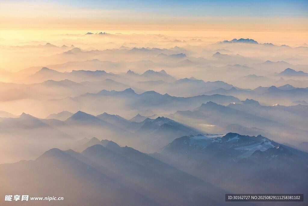 云海之上的壯麗山巒