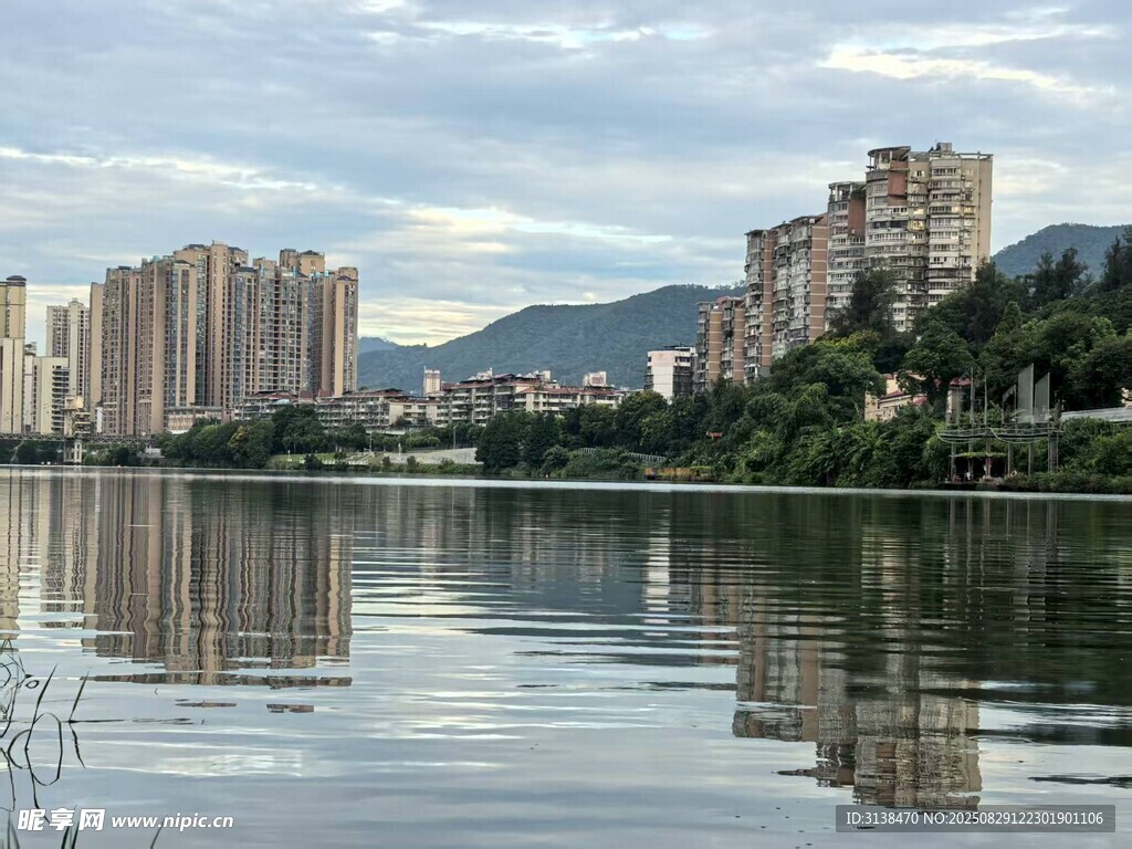 水面鏡像