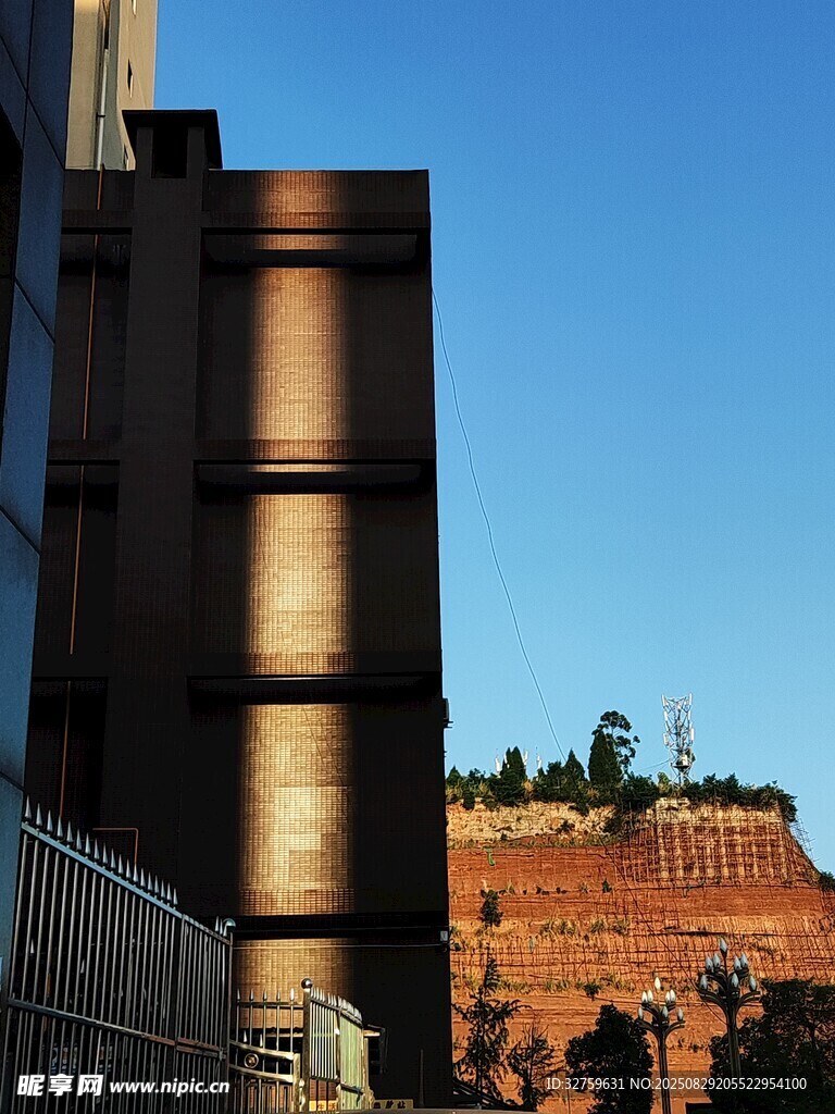 現(xiàn)代建筑與自然景觀相映