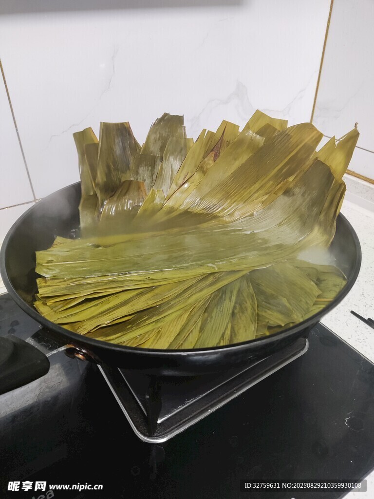 鍋中煮粽葉