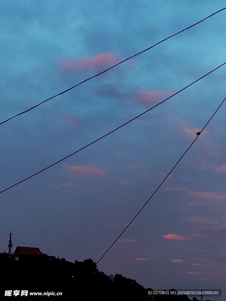 黃昏時分的天空與電線