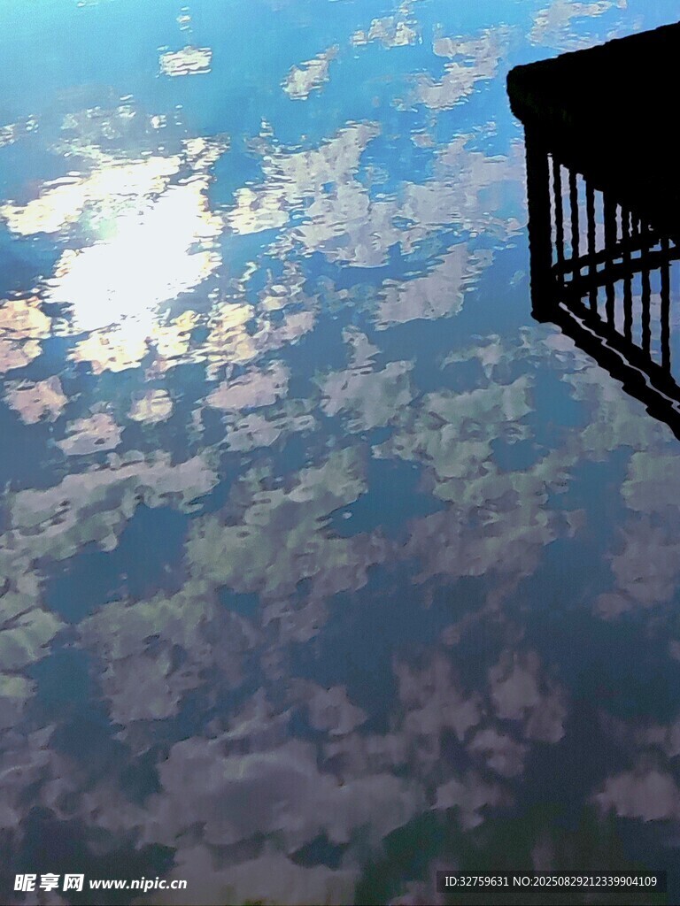 高空陽(yáng)臺(tái)外的云海景觀