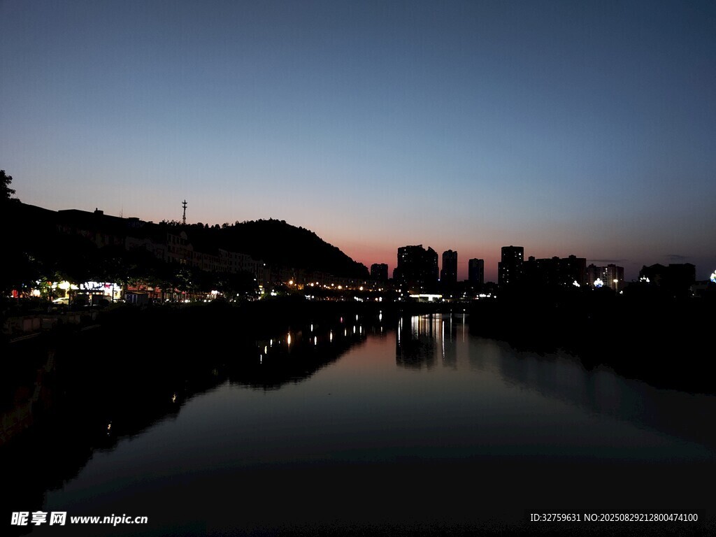 夜幕下的城市河畔風光