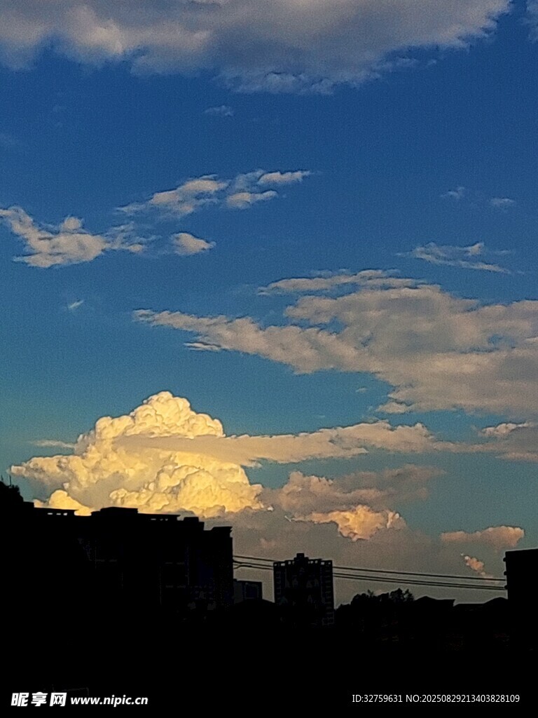 城市上空的壯麗云朵