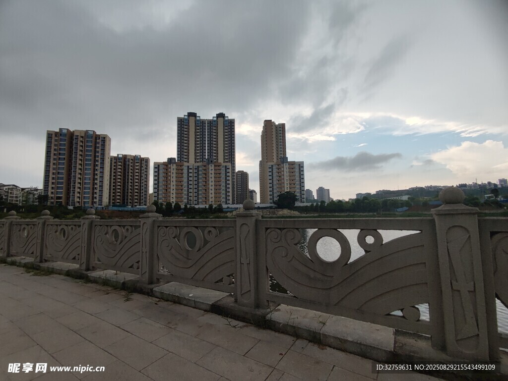 城市橋畔烏云下的高樓景觀