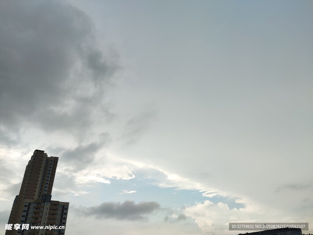 城市上空的陰云密布景象
