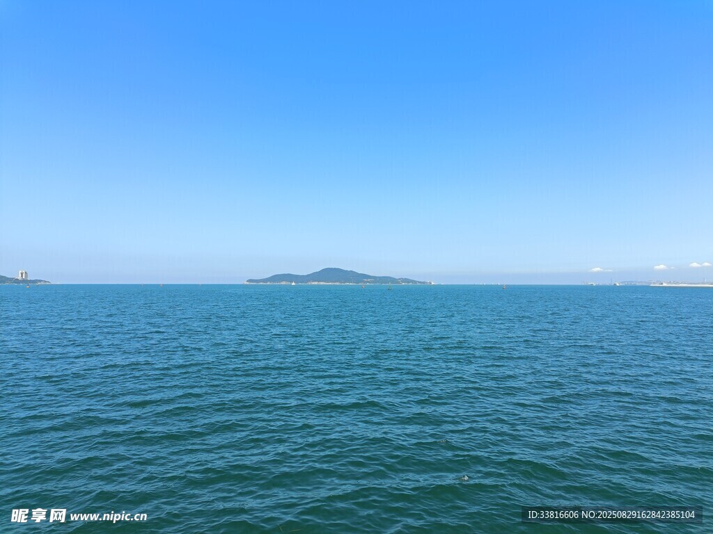 廣闊海面與遠處島嶼景觀