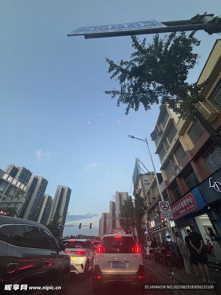 城市街道擁堵景象