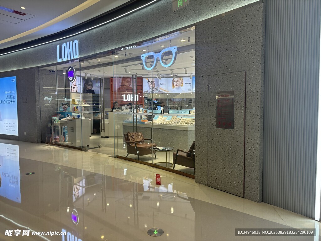 商場(chǎng)一角的精致店鋪場(chǎng)景