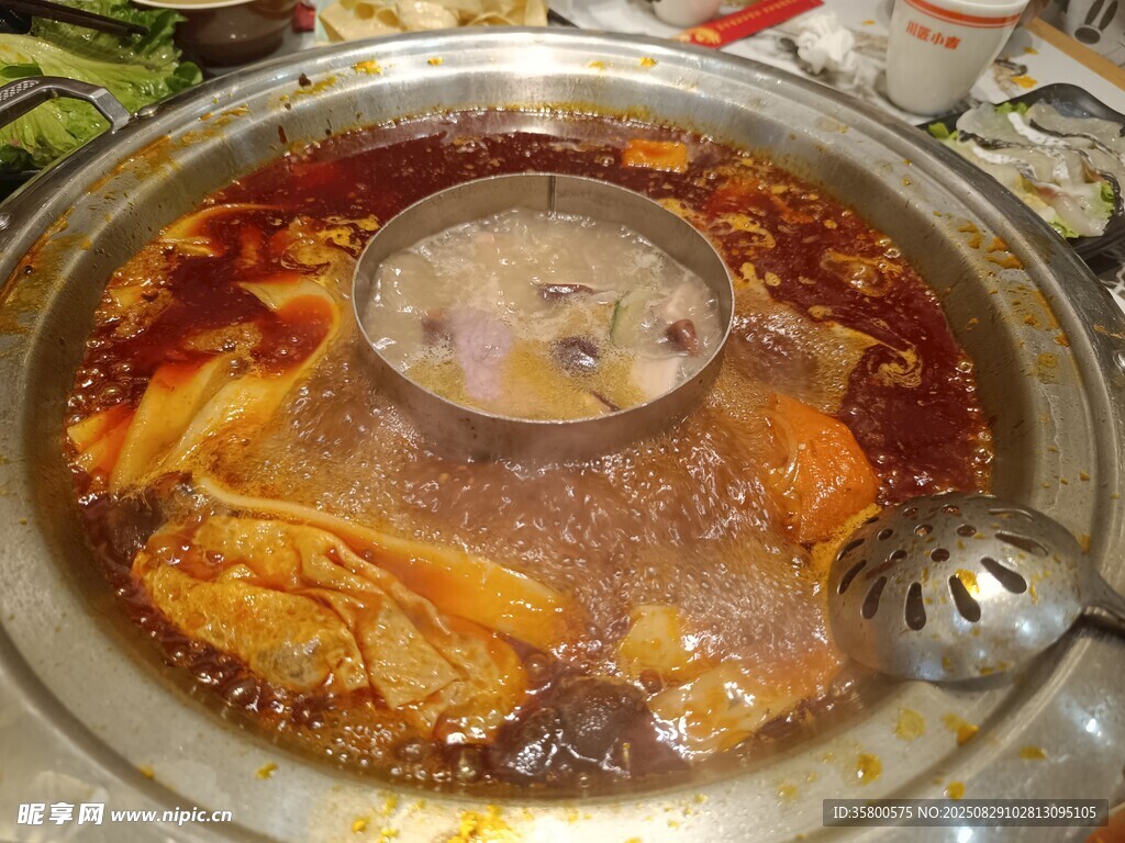 熱氣騰騰的美味火鍋湯底