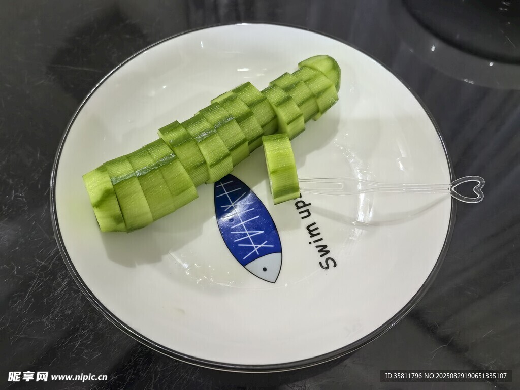 盤中切段黃瓜
