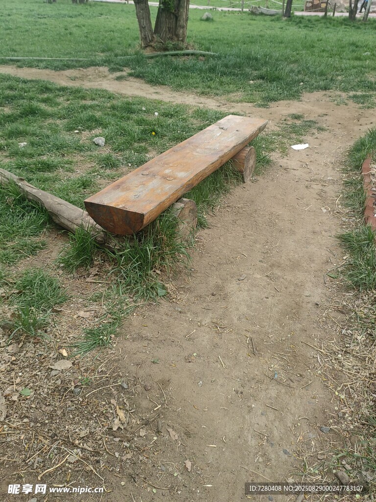 戶外草地中的木質(zhì)長椅