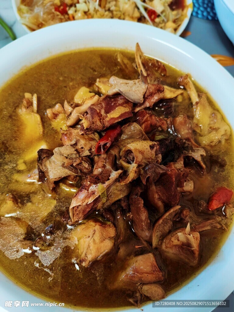 美味燉菜大盆菜肴誘人
