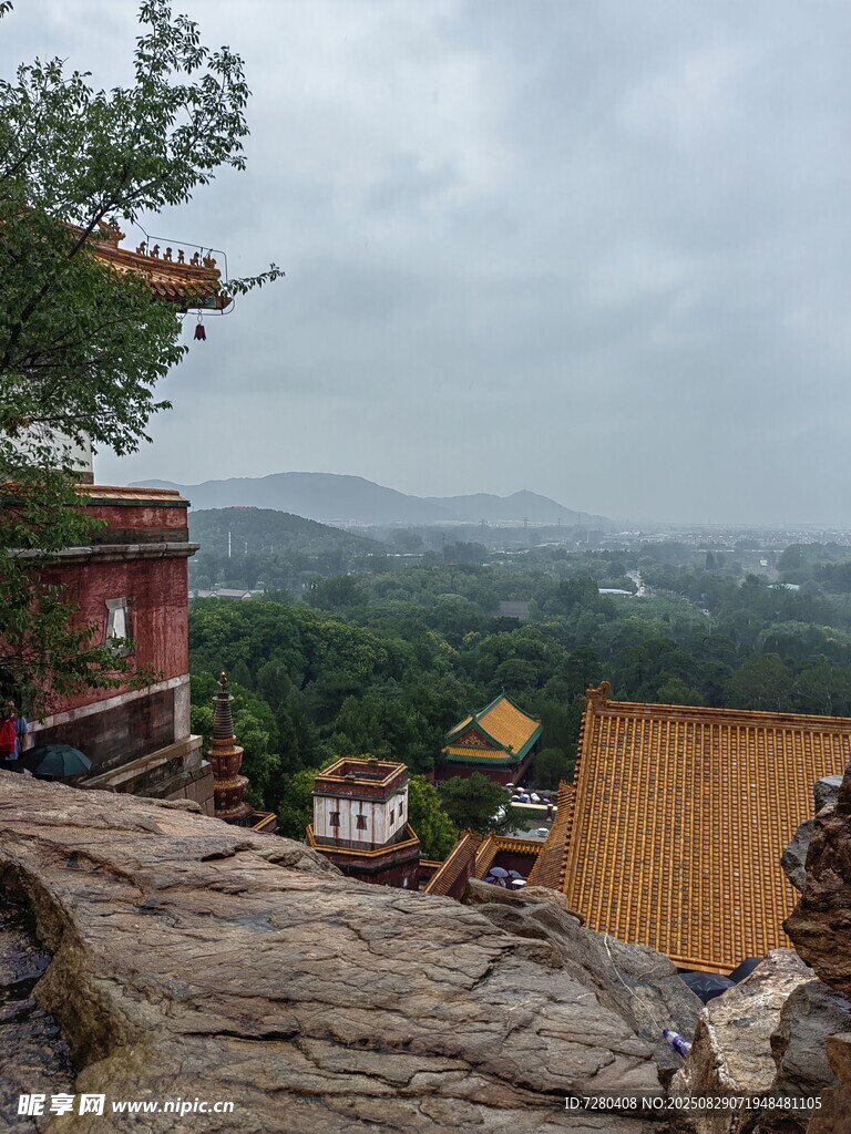 山頂古建俯瞰朦朧山色