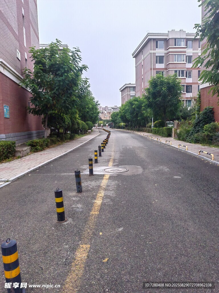 街道上的防撞警示柱