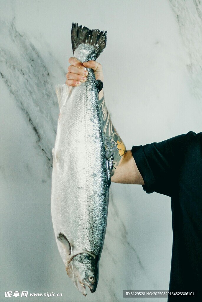 手舉鮮魚(yú)展示