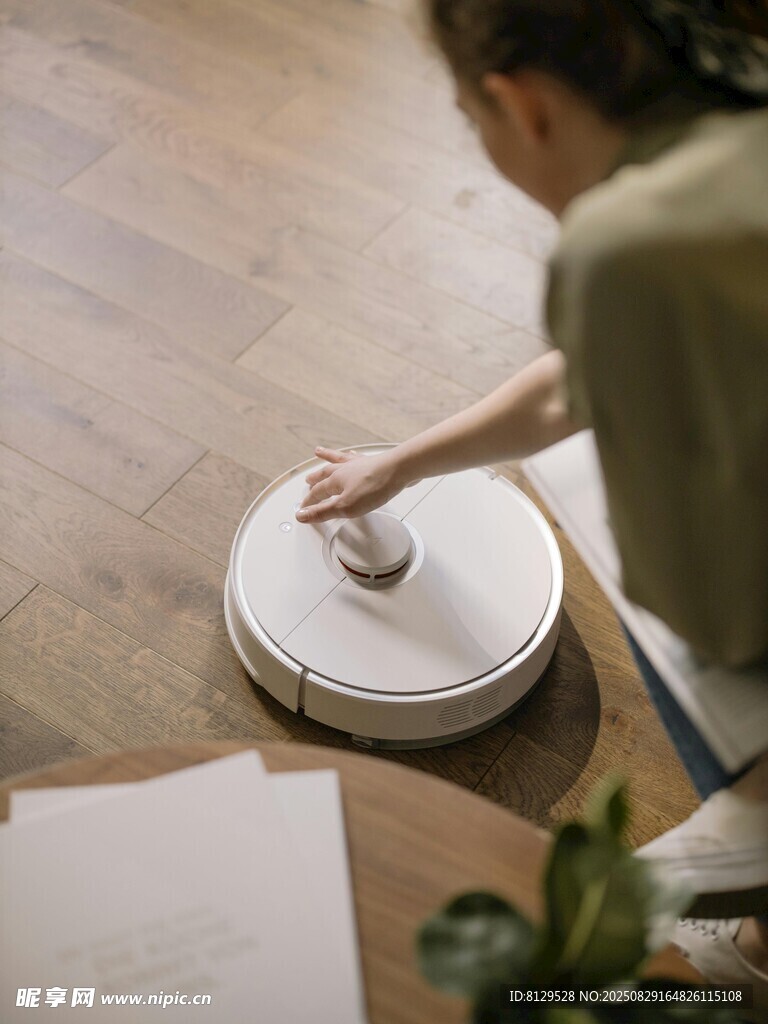 女士操控智能掃地機器人