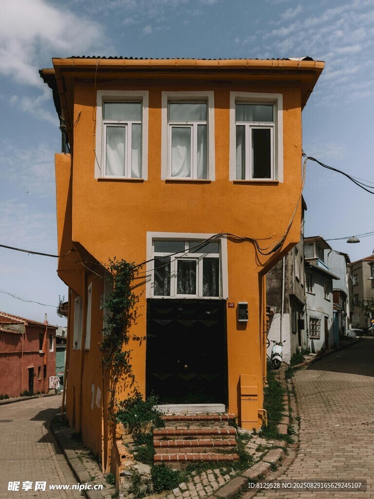 橙黃獨(dú)棟小屋寧?kù)o之景