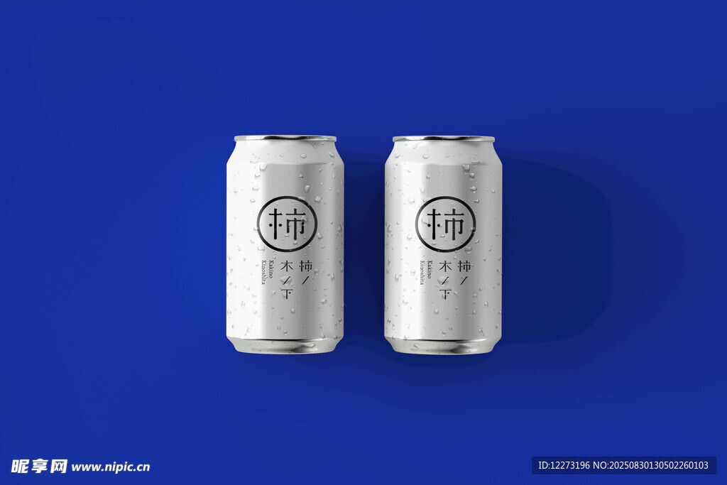 兩罐白色飲料置于藍(lán)背景