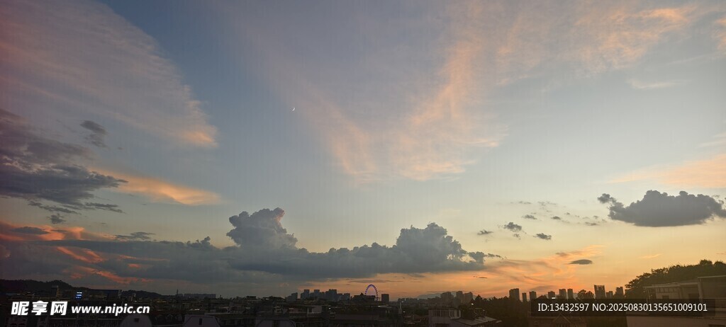 日落時(shí)分的絢爛天空