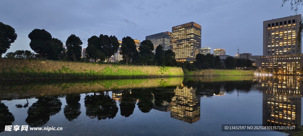 湖畔城市夜景倒影