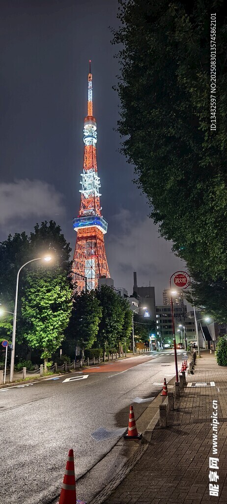 城市夜景中的高聳彩色塔樓