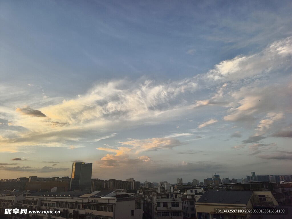 城市上空的絢麗云彩
